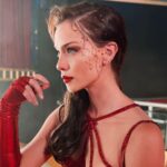 Carolina Miranda Instagram - Photo Dump de Perfil Falso 🎬🔥❤️ 1.- Red Velvet perfectamente arreglada antes de despeinarse,mojarse y darlo todo en el escenario 💋 2.-Repasando la carrera olímpica con mi director Klych que tuvimos que hacer para lograr esa escena 🎬😮‍💨 3.-Yo siendo yo mientras no grabamos 😬💓 4.-Todo el equipo de maquillaje y peinado haciendo magia con tod@s 🤩💄 5.-Con nuestra coreógrafa minutos antes de salir a bailar 10 horas para lograr la toma perfecta 💃🏻✨