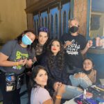 Carolina Miranda Instagram - Photo Dump de Perfil Falso 🎬🔥❤️ 1.- Red Velvet perfectamente arreglada antes de despeinarse,mojarse y darlo todo en el escenario 💋 2.-Repasando la carrera olímpica con mi director Klych que tuvimos que hacer para lograr esa escena 🎬😮‍💨 3.-Yo siendo yo mientras no grabamos 😬💓 4.-Todo el equipo de maquillaje y peinado haciendo magia con tod@s 🤩💄 5.-Con nuestra coreógrafa minutos antes de salir a bailar 10 horas para lograr la toma perfecta 💃🏻✨