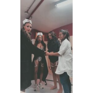 Carolina Miranda Instagram - Photo Dump de Perfil Falso 🎬🔥❤️

1.- Red Velvet perfectamente arreglada antes de despeinarse,mojarse y darlo todo en el escenario 💋
2.-Repasando la carrera olímpica con mi director Klych que tuvimos que hacer para lograr esa escena 🎬😮‍💨
3.-Yo siendo yo mientras no grabamos 😬💓
4.-Todo el equipo de maquillaje y peinado haciendo magia con tod@s 🤩💄
5.-Con nuestra coreógrafa minutos antes de salir a bailar 10 horas para lograr la toma perfecta 💃🏻✨