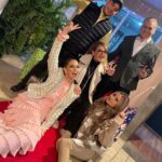 Carolina Miranda Instagram - Feliz Navidad a todos!!! ❤️🎄🪅🎁🎊🥰 tener esta familia y este equipo siempre será mi mayor regalo 🎁❤️🎁❤️🎁 Al que le faltó alguien en la mesa esta navidad encuentre fuerzas, que al que tiene hambre le den pan y hambre de ti Dios al que tiene pan!!! 🙌❤️‍🔥 Navidad Magica