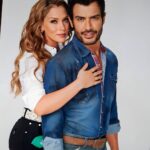 Carolina Miranda Instagram - Gracias por seguir esta historia desde USA 🇺🇸❤️ @univision nos vamos con el corazón repleto de amor !!! Nos vemos hoy 9 p.m/8 C para despedirnos de @tierradeesperanzaof y los leo aquí 🥹 gracias por ser el mejor partner in crime @andrespalaciosd1 💫🫶
