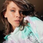 Carolina Miranda Instagram - Y ojalá nunca te abracen por última vez Hay tantos con quien estar, pero no quien ser Tan solo somos caminos que suelen torcer Miles de complejos sueltos que debemos de vencer Ojalá si te aceptasen por primera vez Y entendiesen que es que todos merecemos bien Que no existe una persona que no deba de tener Ya que somos circunstancias que nunca elegimos ser. ❤️‍🔥🧲🔥💋 Bogotá, Colombia