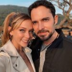 Carolina Miranda Instagram - Esta pareja es de las cosas más hermosas que voy a tener en mi carrera!!! 🫀🎬🙌 gracias @manolocardona por enseñarme tanto en el camino y por dejarme compartir esta historia junto contigo 🔥💃🏻💣 te adoro amigo !!!! Netflix