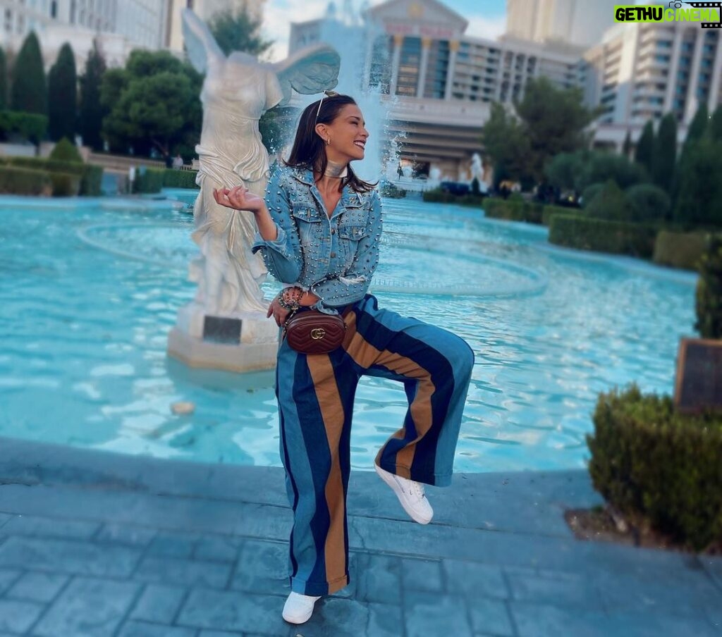 Carolina Miranda Instagram - I LOVE BLUE VIBES!!! 🌈💎🦋🌎💙 Las Vegas, Nevada