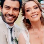 Carolina Miranda Instagram - Gracias,gracias GRACIAS a todos y cada uno de ustedes que nos regalaron todas sus noches y se enamoraron de esta historia,tengo el corazón apachurrado pero feliz por esta oportunidad y sentirlos mucho más cerquita de mi ❤️💫🙏🎬 hoy termina @tierradeesperanzaof y voy a extrañar todo lo que tenga que ver con esta historia 💫🫶 Gracias también a este hermoso elenco que me tocó se llevaron todo mi cariño y amor que hermoso recibimiento y que hermoso aprenderles y compartir tantas cosas !!! Que Dios nos siga bendiciendo hoy y siempre 🥹❤️❤️❤️ nos vemos en la siguiente historia 🎬🥰