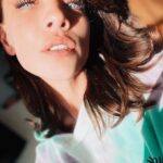 Carolina Miranda Instagram - Y ojalá nunca te abracen por última vez Hay tantos con quien estar, pero no quien ser Tan solo somos caminos que suelen torcer Miles de complejos sueltos que debemos de vencer Ojalá si te aceptasen por primera vez Y entendiesen que es que todos merecemos bien Que no existe una persona que no deba de tener Ya que somos circunstancias que nunca elegimos ser. ❤️‍🔥🧲🔥💋 Bogotá, Colombia