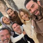 Carolina Miranda Instagram - 🚨No se cómo empezar esta despedida pero lo único que me sale es un enorme GRACIAS🚨 Gracias por acompañarnos en QMAS por hacer de esto historia mundial,por amar tanto al proyecto y volverse locos con nosotros,fue uno de los mejores viajes en mi vida,gracias @stopello y @jessicaldrello por siempre confiar en mi ❤️✨ gracias @perroazultv @lecheruiz @elchascas por hacer magia !!! Gracias @prensa_danna por impulsarme y hacerme crecer tanto,gracias a todos mis compañeros por hacerme crecer y regalarme su arte 🫀🙌✨ gracias por esta gran familia,se me apachurra el corazón despedir a este personaje y se que el camino apenas comienza pero sobre todo GRACIAS GRACIAS GRACIAS a todos ustedes de todo el mundo 🌎❤️ por dejarnos entrar en sus pantallas sin duda voy a extrañar tener que guardar el secreto de Quién Mató A Sara?! 🥹 pero lo que no será un secreto es que aquí tienen un buen pedazo de mi corazón LOS AMO 🇲🇽🔥 Caro Miranda-Elisa Lazcano. Netflix