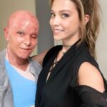 Carolina Miranda Instagram - 🚨No se cómo empezar esta despedida pero lo único que me sale es un enorme GRACIAS🚨 Gracias por acompañarnos en QMAS por hacer de esto historia mundial,por amar tanto al proyecto y volverse locos con nosotros,fue uno de los mejores viajes en mi vida,gracias @stopello y @jessicaldrello por siempre confiar en mi ❤️✨ gracias @perroazultv @lecheruiz @elchascas por hacer magia !!! Gracias @prensa_danna por impulsarme y hacerme crecer tanto,gracias a todos mis compañeros por hacerme crecer y regalarme su arte 🫀🙌✨ gracias por esta gran familia,se me apachurra el corazón despedir a este personaje y se que el camino apenas comienza pero sobre todo GRACIAS GRACIAS GRACIAS a todos ustedes de todo el mundo 🌎❤️ por dejarnos entrar en sus pantallas sin duda voy a extrañar tener que guardar el secreto de Quién Mató A Sara?! 🥹 pero lo que no será un secreto es que aquí tienen un buen pedazo de mi corazón LOS AMO 🇲🇽🔥 Caro Miranda-Elisa Lazcano. Netflix