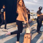 Carolina Miranda Instagram - 🚨No se cómo empezar esta despedida pero lo único que me sale es un enorme GRACIAS🚨 Gracias por acompañarnos en QMAS por hacer de esto historia mundial,por amar tanto al proyecto y volverse locos con nosotros,fue uno de los mejores viajes en mi vida,gracias @stopello y @jessicaldrello por siempre confiar en mi ❤️✨ gracias @perroazultv @lecheruiz @elchascas por hacer magia !!! Gracias @prensa_danna por impulsarme y hacerme crecer tanto,gracias a todos mis compañeros por hacerme crecer y regalarme su arte 🫀🙌✨ gracias por esta gran familia,se me apachurra el corazón despedir a este personaje y se que el camino apenas comienza pero sobre todo GRACIAS GRACIAS GRACIAS a todos ustedes de todo el mundo 🌎❤️ por dejarnos entrar en sus pantallas sin duda voy a extrañar tener que guardar el secreto de Quién Mató A Sara?! 🥹 pero lo que no será un secreto es que aquí tienen un buen pedazo de mi corazón LOS AMO 🇲🇽🔥 Caro Miranda-Elisa Lazcano. Netflix