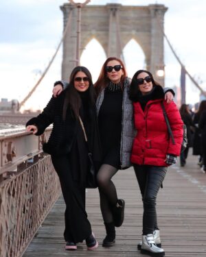 Carolina Miranda Instagram - Me di la oportunidad este año de vivir en modo avión: “Estar en tiempo presente,con la gente que está siendo feliz y disfrutando el momento” ❤️ 🪽LIBRE🪽

Y gracias a @victoralvareznyc por estas fotos tan bellas en NY 🗽 eres un crack 🫶