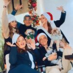 Carolina Miranda Instagram - Mi mejor regalo de Navidad son todos ellos 🌲❤️💫 Somos tan afortunados de tenernos que no hace falta más nada 💫🫶 y aunque faltan ya personas en nuestra mesa las honramos con recuerdos amor y cariño!!! Que Dios los bendiga a todos ustedes esta Navidad l@s amo 🥹🥂❤️