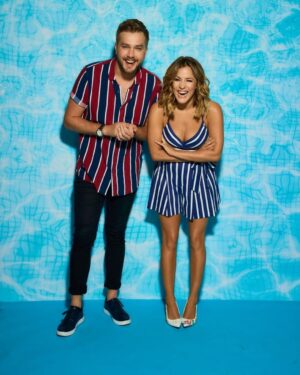 Caroline Flack Instagram - Touch down 9pm itv2  TONIGHT ❤️@loveisland