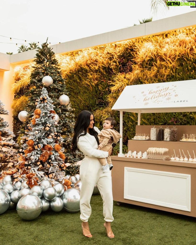 Cassie Ventura Instagram - My babies got to experience their first “snowfall” right in the middle of Beverly Hills at the @jluxlabel holiday lounge. We had friends and family in matching sweats for the cutest movie night - Frankie loved the snow! I know that she’s going to love it if it snows when we go visit family for the holidays. Per always, @melissaandre and @madco_team designed the most magical space. I can’t wait to share more photos of this one. It was perfect ☁️❄️🌲 Thank you @jluxlabel 🤍 swipe to the end for a cute surprise 🥰 Hair @tigerbahmb Make Up @nadiamohamofficial