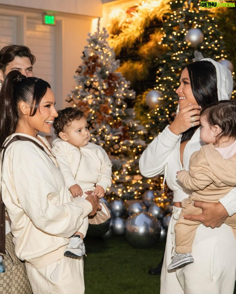 Cassie Ventura Instagram - My babies got to experience their first “snowfall” right in the middle of Beverly Hills at the @jluxlabel holiday lounge. We had friends and family in matching sweats for the cutest movie night - Frankie loved the snow! I know that she’s going to love it if it snows when we go visit family for the holidays. Per always, @melissaandre and @madco_team designed the most magical space. I can’t wait to share more photos of this one. It was perfect ☁️❄️🌲 Thank you @jluxlabel 🤍 swipe to the end for a cute surprise 🥰 Hair @tigerbahmb Make Up @nadiamohamofficial