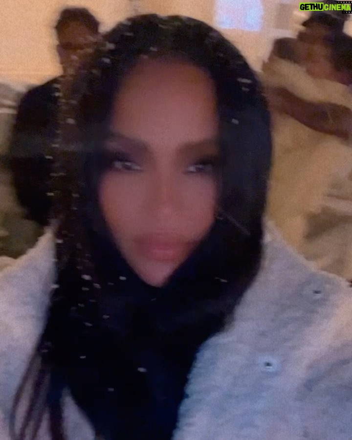 Cassie Ventura Instagram - My babies got to experience their first “snowfall” right in the middle of Beverly Hills at the @jluxlabel holiday lounge. We had friends and family in matching sweats for the cutest movie night - Frankie loved the snow! I know that she’s going to love it if it snows when we go visit family for the holidays. Per always, @melissaandre and @madco_team designed the most magical space. I can’t wait to share more photos of this one. It was perfect ☁️❄️🌲 Thank you @jluxlabel 🤍 swipe to the end for a cute surprise 🥰 Hair @tigerbahmb Make Up @nadiamohamofficial