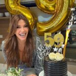 Catherine Fulop Instagram - Un día como hoy nací "YO". Feliz cumpleaños pa' "MI" 😁 Gracias Dios y gracias a la vida que me ha dado tanto!!! ♥️♥️♥️♥️ Epale !!! Y no soy un año mas vieja, soy un año mas interesante 🥰 Jajajaaaa!!!! #look @ginebrabsas #flores @mifloreria24horas #video @caro.pasino #production @adairehernandez Agradecida con este equipo maravilloso que me sigue en las locuras!!! Los amo! General Pacheco