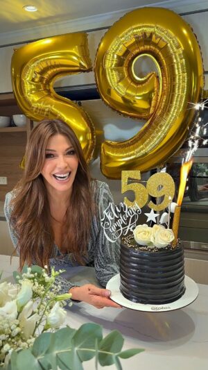 Catherine Fulop Instagram - Un día como hoy nací "YO". Feliz cumpleaños pa' "MI" 😁 Gracias Dios y gracias a la vida que me ha dado tanto!!! ♥️♥️♥️♥️
Epale !!! Y no soy un año mas vieja, soy un año mas interesante 🥰
Jajajaaaa!!!!

#look @ginebrabsas 
#flores @mifloreria24horas 
#video @caro.pasino 
#production @adairehernandez 

Agradecida con este equipo maravilloso que me sigue en las locuras!!! Los amo!