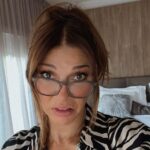 Catherine Fulop Instagram - Creo que voy avanzando en mi meta de este 2024 de aprender ingles, aunque,creo que me pongo un poquito nerviosa!!! 😣 Ustedes como me ven!??? Los leo 😁🥰 #voz @pabloangeli #actriz #catherinefulop #comedia #humor #reels