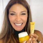 Catherine Fulop Instagram - Mi gente bella!!! Como siempre digo, amo cuidar mi piel con los productos adecuados y hoy les muestro uno de los productos infaltable de mi rutina diaria: el multicorrector de ojos y labios Neovadiol de @vichylaboratoires 💛 Cuándo los prueben lo van a amar tanto como yo! Y no se olviden, en la etapa de la menopausia, hay que cuidar la piel con los activos que necesita ♥️ @vichylaboratoires #vichylovers #sinpausaenlamenopausia @lorealgroupe_latam Miami, Florida