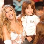 Catherine Fulop Instagram - A mi bella hija @tizianasabatinif en su cumpleaños, aunque nos toca estar lejos la una de la otra, no puedo dejar de sentirte muy cerquita de mi corazón. Un día como hoy viniste a poner orden en esta familia, si aunque no lo creas, si, a una familia de tres para equilibrarlo todo, mis dos manos estaban ocupadas sosteniéndolas y todo se calmo, que día tan bendecido!!! Amo ser tu mamá; de chica tan graciosa, ocurrente y hoy me siento orgullosa de la hermosa mujer en la que te has convertido. sigue valiente, bondadosa, trabajadora, fuerte y cuando te sientas abrumada por la vida recuerda se donde vienes y que puedes contar con tu mamá para ayudarte a levantarte y seguir Te amo bebita, siempre estoy contigo. Siempre serás mi niña. Con todo mi amor Mamá Dios te bendiga hoy y siempre ❤️ Miami, Florida