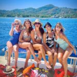Catherine Fulop Instagram - Hermoso día con mis amigas en Roatán - Honduras 🇭🇳 @porestoslares @lorenatostajentsch @carolinapacheco682 @grizelh @alicia.lammersdorf.realtor Que tengan bello miércoles ♥️🐠🌴 #swimwear @odiseaswimwear #camisoladelino by @lasnatalias #pulsera @karengrantjoyeria #playa #roatán #honduras #snorkel #catamaran Roatan, Honduras