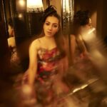 Catherine Tresa Instagram - When you and the mirror share a hilarious inside joke. #Laughingmyreflectionoff ##MirrorMoments #justforlaughs #MirrorTherapy #fridayfeeling #mebeingme Captured by @shivamguptaphotography Makeup by @sakpalnilesh267 Hair by @priyanka_sherkar1 Team @mysouthdiva