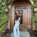 Catherine Tresa Instagram - Flaring it up in my favourite pants 😍 #groovytuesday #retrorevival #bellbottombliss #mebeingme Mahalakshmi Race Course, Mumbai