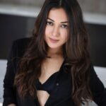 Catherine Tresa Instagram - When life gives you lemons, wear a black shirt and rock it! #blackobsessed🖤 #justanotherday #tuesdayvibes #mebeingme 📷 @pranav.foto