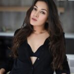 Catherine Tresa Instagram - When life gives you lemons, wear a black shirt and rock it! #blackobsessed🖤 #justanotherday #tuesdayvibes #mebeingme 📷 @pranav.foto