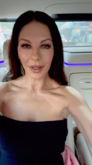 Catherine Zeta-Jones Instagram - On route to the red carpet ! International Indian Film Festival ! Goa, India🇮🇳🇮🇳🇮🇳