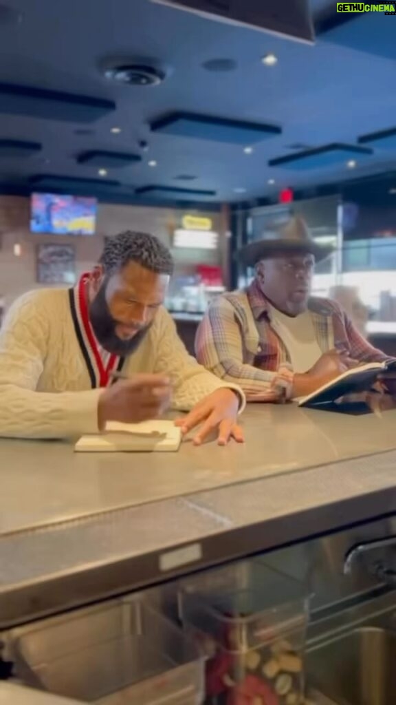 Cedric the Entertainer Instagram - COOLIN’ AND SCHOOLIN’ 📝 When you taste it, you can see if we paid attention in class😜!! 🔥 @acbarbeque 🔥 @acbarbeque : Learning from the best! The master @kevinbludsobbq drops some wisdom on our boys for this week’s #mondaymotivation. Just remember - “don’t cook your turkey so dry that you gotta eat it in the rain!” 🦃 What’s your favorite #Bludsoism, fam? 👇🏾 🎥 :@rgftv