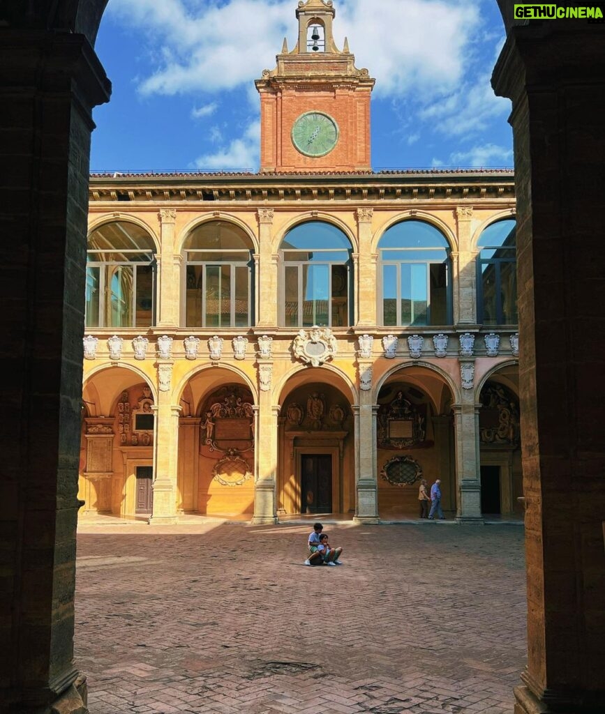 Celeste Cid Instagram - Los pórticos, Bolonia, la tarde y la luz de la tarde. Bologna Centro Storico