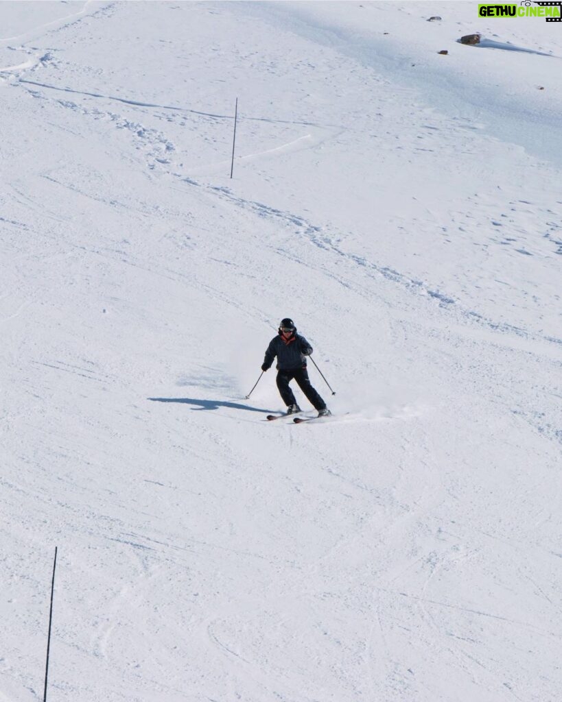 Celeste Cid Instagram - Descubrir el encanto de la montaña y tener la experiencia de esquiar por primera vez en un paisaje absolutamente mágico, de la mano de un instructor, Diego, del cual me llevo risas además de lo aprendido.. luego la tarde, parar a descansar, y comer algo rico .. (esto varias veces) y que todos los lugares sean cálidos y con una atención espectacular. Eso para mi es una experiencia Éminet. @galiciaeminent #ExperienciaÉminent #Visa @laslenasresort La pasamos increíble Gracias a toda la gente de @virgohotelspalaslenas @innsbruckcafe @ufopoint @condorpoint @elrefugiorestaurants y @jesuisraclette no lo olvidaremos 🔖❤️ gracias @anitanoseda 🎿 Las Leñas