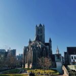 Celeste Cid Instagram – Querido diario:

comencé el día en Amberes, una ciudad portuaria a 45 minutos de Bruselas. Frío.  Mucho frío. Era temprano. Y el clima también húmedo del Lys. Tiene una catedral muy hermosa, y el idioma que se habla es el neerlandés. 
Tuve una sensación muy vívida de cómo podría haber sido la vida ahí, hace años.. con carruajes pasando, entre los comerciantes, la plaza y sus mercados.

En el camino conocí a Ailyn, quien venía de Perú, también viajando, y nos pusimos a charlar. Pasado el mediodía nos fuimos hacia Gante, y directamente me enamoré. (perdón Brujas, sos muy hermosa, pero Gante es muy especial.) 

Quizá por ser hoy una Ciudad Universitaria y estar llena de gente muy joven y ser un polo multicultural, y encima tener ese río, además de esa catedral (San Bavón), ahí nomás de Gravensteen .. un castillo medieval con sus murallas y torres de vigilancia, híper conservado; pero -ante todo- y esto es puro gusto personal-: 
por la iglesia de San Nicolás. 

Siglo XIII y el gótico, 
LA APERTURA DE LOS ESPACIOS A LA LUZ, siempre va a tener una parte importante de mi corazón. 

Por el mismo motivo. 
14.2.23