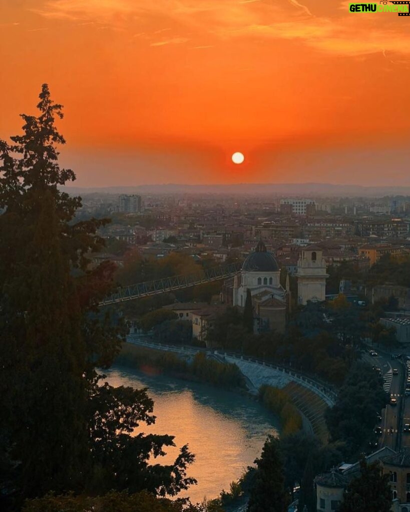 Celeste Cid Instagram - Non esiste mondo fuori dalle mura di Verona, ma solo purgatorio, tormento, inferno. Chi è bandito da qui è bandito dal mondo, e l'esilio dal mondo è la morte. William Shakespeare,  Romeo e Giulietta - Atto III, Scena III Atardecer: Verona. 11 de septiembre de 2023. Verona, Italy