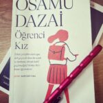 Ceyda Düvenci Instagram - Dün günün ağırlığından ve biçareliğimden mi bilmem sabaha karşı 3 te uykum bitti… evlatlar huzurlu uykularında diye dua ettim önce, sonra tüm canlara dua ettim bir yıldır aklımızdan hiç çıkmayan… ve sığındım kitaplarıma… 3 tane ayrı yolculuğa çıktım sabah kadar kitaplarım sayesinde… 🍀Kağıt Ev… @jaguarkitap ın bir eseri…Carlos Maria Dominguez kaleme almış… çok akıcı ve benim gibi bir kitap kurduysanız sevebilirsiniz… Borges’in bir sözü vardı satır arasında çok sevdim; “kütüphane zamana açılan bir kapıdır…” @jaguarkitap şahane kitapları okuyucuyla buluşturuyor tavsiye ederim… 🍀Osamu Dazai’nin Öğrenci Kız adlı kitabına başladım sonra. Yazarın çok dramatik bir hayatı olmuş o yüzden de yazdıklarını merakla okudum… Japon kız çocuğunun tam bir gün boyunca aklına konuk aldı beni… çok sevdim. Bir sürü satırın altını çizdim ama şu satırlar beni derin etkiledi; “doğru umutlarınız, doğru arzularınız yok diye azarlıyorlar ama biz doğru ideallerin peşinde koşmaya başlarsak bu kişiler sonuna kadar bize sahip çıkıp, rehberlik edebilecekler mi?” Devamını da fotoğraflara ekledim satırların… @canyayinlari ndan çıkan bu kitabı da çok sevdim anlayacağınız… 🍀Son olarak başucu kitaplarımdan biri olan Ermiş’e Halil Cibran’a sığındım… @isbankasikulturyayinlari ndan basılmış yeni haline baktım bu defa… Acıya dair bölümünün fotoğrafını paylaştım sizlerle… şifadır bana Halil Cibran… hep iyi gelir… 🌻az uyudum evet, bu gece setim 23:00 te başlıyor sabaha kadar sürecek ama kitaplar, kelimeleri, hikayeleri içimi dinginleştirdi ve umut var dedirtti bana yine… Mucize biziz ve sevgimiz… 🌻Satırlarımı Muhibbi ile bitirmeliyim sanırım… Gamına gamlanıp olma mahzun. Demine demlenip olma mağrur. Ne dem bâki, ne gam bâki.”