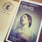 Ceyda Düvenci Instagram - Dün günün ağırlığından ve biçareliğimden mi bilmem sabaha karşı 3 te uykum bitti… evlatlar huzurlu uykularında diye dua ettim önce, sonra tüm canlara dua ettim bir yıldır aklımızdan hiç çıkmayan… ve sığındım kitaplarıma… 3 tane ayrı yolculuğa çıktım sabah kadar kitaplarım sayesinde… 🍀Kağıt Ev… @jaguarkitap ın bir eseri…Carlos Maria Dominguez kaleme almış… çok akıcı ve benim gibi bir kitap kurduysanız sevebilirsiniz… Borges’in bir sözü vardı satır arasında çok sevdim; “kütüphane zamana açılan bir kapıdır…” @jaguarkitap şahane kitapları okuyucuyla buluşturuyor tavsiye ederim… 🍀Osamu Dazai’nin Öğrenci Kız adlı kitabına başladım sonra. Yazarın çok dramatik bir hayatı olmuş o yüzden de yazdıklarını merakla okudum… Japon kız çocuğunun tam bir gün boyunca aklına konuk aldı beni… çok sevdim. Bir sürü satırın altını çizdim ama şu satırlar beni derin etkiledi; “doğru umutlarınız, doğru arzularınız yok diye azarlıyorlar ama biz doğru ideallerin peşinde koşmaya başlarsak bu kişiler sonuna kadar bize sahip çıkıp, rehberlik edebilecekler mi?” Devamını da fotoğraflara ekledim satırların… @canyayinlari ndan çıkan bu kitabı da çok sevdim anlayacağınız… 🍀Son olarak başucu kitaplarımdan biri olan Ermiş’e Halil Cibran’a sığındım… @isbankasikulturyayinlari ndan basılmış yeni haline baktım bu defa… Acıya dair bölümünün fotoğrafını paylaştım sizlerle… şifadır bana Halil Cibran… hep iyi gelir… 🌻az uyudum evet, bu gece setim 23:00 te başlıyor sabaha kadar sürecek ama kitaplar, kelimeleri, hikayeleri içimi dinginleştirdi ve umut var dedirtti bana yine… Mucize biziz ve sevgimiz… 🌻Satırlarımı Muhibbi ile bitirmeliyim sanırım… Gamına gamlanıp olma mahzun. Demine demlenip olma mağrur. Ne dem bâki, ne gam bâki.”