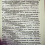Ceyda Düvenci Instagram - Dün günün ağırlığından ve biçareliğimden mi bilmem sabaha karşı 3 te uykum bitti… evlatlar huzurlu uykularında diye dua ettim önce, sonra tüm canlara dua ettim bir yıldır aklımızdan hiç çıkmayan… ve sığındım kitaplarıma… 3 tane ayrı yolculuğa çıktım sabah kadar kitaplarım sayesinde… 🍀Kağıt Ev… @jaguarkitap ın bir eseri…Carlos Maria Dominguez kaleme almış… çok akıcı ve benim gibi bir kitap kurduysanız sevebilirsiniz… Borges’in bir sözü vardı satır arasında çok sevdim; “kütüphane zamana açılan bir kapıdır…” @jaguarkitap şahane kitapları okuyucuyla buluşturuyor tavsiye ederim… 🍀Osamu Dazai’nin Öğrenci Kız adlı kitabına başladım sonra. Yazarın çok dramatik bir hayatı olmuş o yüzden de yazdıklarını merakla okudum… Japon kız çocuğunun tam bir gün boyunca aklına konuk aldı beni… çok sevdim. Bir sürü satırın altını çizdim ama şu satırlar beni derin etkiledi; “doğru umutlarınız, doğru arzularınız yok diye azarlıyorlar ama biz doğru ideallerin peşinde koşmaya başlarsak bu kişiler sonuna kadar bize sahip çıkıp, rehberlik edebilecekler mi?” Devamını da fotoğraflara ekledim satırların… @canyayinlari ndan çıkan bu kitabı da çok sevdim anlayacağınız… 🍀Son olarak başucu kitaplarımdan biri olan Ermiş’e Halil Cibran’a sığındım… @isbankasikulturyayinlari ndan basılmış yeni haline baktım bu defa… Acıya dair bölümünün fotoğrafını paylaştım sizlerle… şifadır bana Halil Cibran… hep iyi gelir… 🌻az uyudum evet, bu gece setim 23:00 te başlıyor sabaha kadar sürecek ama kitaplar, kelimeleri, hikayeleri içimi dinginleştirdi ve umut var dedirtti bana yine… Mucize biziz ve sevgimiz… 🌻Satırlarımı Muhibbi ile bitirmeliyim sanırım… Gamına gamlanıp olma mahzun. Demine demlenip olma mağrur. Ne dem bâki, ne gam bâki.”
