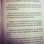 Ceyda Düvenci Instagram - Dün günün ağırlığından ve biçareliğimden mi bilmem sabaha karşı 3 te uykum bitti… evlatlar huzurlu uykularında diye dua ettim önce, sonra tüm canlara dua ettim bir yıldır aklımızdan hiç çıkmayan… ve sığındım kitaplarıma… 3 tane ayrı yolculuğa çıktım sabah kadar kitaplarım sayesinde… 🍀Kağıt Ev… @jaguarkitap ın bir eseri…Carlos Maria Dominguez kaleme almış… çok akıcı ve benim gibi bir kitap kurduysanız sevebilirsiniz… Borges’in bir sözü vardı satır arasında çok sevdim; “kütüphane zamana açılan bir kapıdır…” @jaguarkitap şahane kitapları okuyucuyla buluşturuyor tavsiye ederim… 🍀Osamu Dazai’nin Öğrenci Kız adlı kitabına başladım sonra. Yazarın çok dramatik bir hayatı olmuş o yüzden de yazdıklarını merakla okudum… Japon kız çocuğunun tam bir gün boyunca aklına konuk aldı beni… çok sevdim. Bir sürü satırın altını çizdim ama şu satırlar beni derin etkiledi; “doğru umutlarınız, doğru arzularınız yok diye azarlıyorlar ama biz doğru ideallerin peşinde koşmaya başlarsak bu kişiler sonuna kadar bize sahip çıkıp, rehberlik edebilecekler mi?” Devamını da fotoğraflara ekledim satırların… @canyayinlari ndan çıkan bu kitabı da çok sevdim anlayacağınız… 🍀Son olarak başucu kitaplarımdan biri olan Ermiş’e Halil Cibran’a sığındım… @isbankasikulturyayinlari ndan basılmış yeni haline baktım bu defa… Acıya dair bölümünün fotoğrafını paylaştım sizlerle… şifadır bana Halil Cibran… hep iyi gelir… 🌻az uyudum evet, bu gece setim 23:00 te başlıyor sabaha kadar sürecek ama kitaplar, kelimeleri, hikayeleri içimi dinginleştirdi ve umut var dedirtti bana yine… Mucize biziz ve sevgimiz… 🌻Satırlarımı Muhibbi ile bitirmeliyim sanırım… Gamına gamlanıp olma mahzun. Demine demlenip olma mağrur. Ne dem bâki, ne gam bâki.”