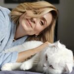 Ceyda Düvenci Instagram - Beyaz aşk… Fondaki ayak @berilvaroll 🤣🤣🤣 Fotoğraf @uguralevyilmazozel