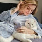 Ceyda Düvenci Instagram - Beyaz aşk… Fondaki ayak @berilvaroll 🤣🤣🤣 Fotoğraf @uguralevyilmazozel