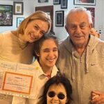 Ceyda Düvenci Instagram - Duygularım karmakarışık… çoğunluğu gurur… ve vay anasını be diyorum durup durup… nerelerden nerelere geldik… hayat; acısıyla tatlısıyla ne güzelsin… yaşattığın her şeye bin şükür, bin teşekkür… #balköpüğüm mesele karne değil asla, beni bilen bilir… ders notu ya da karne ile evlat değerlendirmesine, yarıştırmalarına karşıydım hep… mutlu olsunlar yeter bana… büyüyorlar, büyütüyorlar… yüzlerinde gülümseme… işte buna şükür 🙏🏼