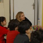 Ceyda Düvenci Instagram - Bugünü satırlara sığdırmaya kelimelerim yeter mi bilmiyorum… sonraki paylaşımımda da teşekkürlerimle ifade etmeye çalışacağım ama depremin yıldönümü yaklaşırken biz @taskagitmakasatolyesi olarak öğretmenimiz @bbusraerturk ve şahane bir ekiple Antep’e geldik… ve evlatlarla buluştuk tekrar… yapacak çok şeyler var dostlar… soğuklarda gönlünüzü de elinizi de çekmeyin buralardan… nasıl sarıldıklarını, gözlerindeki ışıkları, kalplerinin çırpıntılarını bir görseniz onlarla gurur duyardınız, söylenmeyi bırakırdınız, daha çok şükür etmeyi hatırlatırdınız kendinize… evlatlar bugün bana çok iyi geldi… umarım biz de onlara iyi gelmişizdir… iyi ki be mavişim @aslicureklibatir iyi ki kurduk atölyemizi… ne güzelliklere sebep oluyoruz böylece bin şükür… siz siz olun dostlar evlatların gözlerindeki ışığı takip etmekten ve evlatların gözündeki ışığın sebebi olmaktan da vazgeçmeyin…