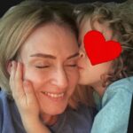 Ceyda Düvenci Instagram - Nefes almama sebep olan ailem… sabırla hedefime kitlenip yılmadan yoluma devam edebiliyorsam onlar sayesinde… sessiz kalabiliyorsam bazen olan bitene sebebim onlar… ve umutlarım, hayallerim, planlarım hep birlikte mutlu günler için… bir de dostlarım var… onlarca sene öncesinden gelen, kırkından sonra hayatıma iyi ki girdi dediklerim… bugün sanırım en sevdiklerime şükür günüm… nefessiz kalınca düşünüp güç alıp yola devam ettiğim ailem ve varlığıyla hep olan dostlarım… ne güzeliz be… iyi ki… 🍀🌻💙
