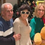 Ceyda Düvenci Instagram - Nefes almama sebep olan ailem… sabırla hedefime kitlenip yılmadan yoluma devam edebiliyorsam onlar sayesinde… sessiz kalabiliyorsam bazen olan bitene sebebim onlar… ve umutlarım, hayallerim, planlarım hep birlikte mutlu günler için… bir de dostlarım var… onlarca sene öncesinden gelen, kırkından sonra hayatıma iyi ki girdi dediklerim… bugün sanırım en sevdiklerime şükür günüm… nefessiz kalınca düşünüp güç alıp yola devam ettiğim ailem ve varlığıyla hep olan dostlarım… ne güzeliz be… iyi ki… 🍀🌻💙