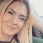 Ceyda Düvenci Instagram - GÜNAYDINNN, TÜNAYDINNN, ŞAHANE BİR GÜN OLSUN… Kafamıza taktığımız her şey, okuduğumuz her haber, duyduklarımız, bildiklerimiz, veda ettiklerimiz, kırıldıklarımız, takıldıklarımız yani bizi üzen, delirten, kahreden, yok artık dedirten ama değiştiremediğimiz her şeye rağmen BUGÜN yeni bir gün ve son gün mü yoksa bir sürü güzeliklerin ilk günü mü?!?!? bunu bilmiyoruz… o zaman ona göre yaşamalı… her güzel şeyin ilk günüymüş gibi, üstümüze düşenin en iyisini yaparak hayatın hakkını, aldığın nefesin kıymetini verdiğin bir gün olsun… Bu sabah şu soruyla uyandım; Kendine en çok neden “aferin” diyorsun? 🌻Ben kendime en çok yaşadığım her duygunun hakkını verdiğim için aferin dedim… Hayatın her anında hissettiğim her neyse (geçici ya da kalıcı kimse bilemez,,,) hep dibine kadar yaşadım… belki de o yüzden tüm hızımla, aşkımla, inancımla hep devam edebiliyorum… bence budur hep sorduğunuz ışıltımın sebebi… her hücreme teşekkür ettiğim için veee tüm duygularıma dibine kadar sahip çıktığım için… ❤️❤️❤️ hadi sen de geç aynanın karşısına veeee kocaman bir AFERİN de kendine🌻🌻🌻 ama ne için olduğunu da söyle ❤️