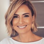 Ceyda Düvenci Instagram - GÜNAYDINNN, TÜNAYDINNN, ŞAHANE BİR GÜN OLSUN… Kafamıza taktığımız her şey, okuduğumuz her haber, duyduklarımız, bildiklerimiz, veda ettiklerimiz, kırıldıklarımız, takıldıklarımız yani bizi üzen, delirten, kahreden, yok artık dedirten ama değiştiremediğimiz her şeye rağmen BUGÜN yeni bir gün ve son gün mü yoksa bir sürü güzeliklerin ilk günü mü?!?!? bunu bilmiyoruz… o zaman ona göre yaşamalı… her güzel şeyin ilk günüymüş gibi, üstümüze düşenin en iyisini yaparak hayatın hakkını, aldığın nefesin kıymetini verdiğin bir gün olsun… Bu sabah şu soruyla uyandım; Kendine en çok neden “aferin” diyorsun? 🌻Ben kendime en çok yaşadığım her duygunun hakkını verdiğim için aferin dedim… Hayatın her anında hissettiğim her neyse (geçici ya da kalıcı kimse bilemez,,,) hep dibine kadar yaşadım… belki de o yüzden tüm hızımla, aşkımla, inancımla hep devam edebiliyorum… bence budur hep sorduğunuz ışıltımın sebebi… her hücreme teşekkür ettiğim için veee tüm duygularıma dibine kadar sahip çıktığım için… ❤️❤️❤️ hadi sen de geç aynanın karşısına veeee kocaman bir AFERİN de kendine🌻🌻🌻 ama ne için olduğunu da söyle ❤️