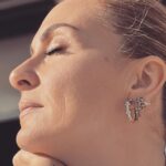 Ceyda Düvenci Instagram - GÜNAYDINNN, TÜNAYDINNN, ŞAHANE BİR GÜN OLSUN… Kafamıza taktığımız her şey, okuduğumuz her haber, duyduklarımız, bildiklerimiz, veda ettiklerimiz, kırıldıklarımız, takıldıklarımız yani bizi üzen, delirten, kahreden, yok artık dedirten ama değiştiremediğimiz her şeye rağmen BUGÜN yeni bir gün ve son gün mü yoksa bir sürü güzeliklerin ilk günü mü?!?!? bunu bilmiyoruz… o zaman ona göre yaşamalı… her güzel şeyin ilk günüymüş gibi, üstümüze düşenin en iyisini yaparak hayatın hakkını, aldığın nefesin kıymetini verdiğin bir gün olsun… Bu sabah şu soruyla uyandım; Kendine en çok neden “aferin” diyorsun? 🌻Ben kendime en çok yaşadığım her duygunun hakkını verdiğim için aferin dedim… Hayatın her anında hissettiğim her neyse (geçici ya da kalıcı kimse bilemez,,,) hep dibine kadar yaşadım… belki de o yüzden tüm hızımla, aşkımla, inancımla hep devam edebiliyorum… bence budur hep sorduğunuz ışıltımın sebebi… her hücreme teşekkür ettiğim için veee tüm duygularıma dibine kadar sahip çıktığım için… ❤️❤️❤️ hadi sen de geç aynanın karşısına veeee kocaman bir AFERİN de kendine🌻🌻🌻 ama ne için olduğunu da söyle ❤️