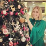 Ceyda Düvenci Instagram - Hızlı bir giriş yaptım 2024 yılına… ardıma bakmamayı çoktan öğrenmişim onu anladım bunu farketmek iyi geldi… sabahları uyanıp güne konsantre olup “haydi bakalım Ceyda” diyorum kendi kendime… @prensdizi son 15 gün 2. Sezon bomba gibi geliyor. Gülmekten çekimi zor tamamlıyoruz 😌 @saklabeniresmi de tam gaz devam ❤️ ve tabii ki @bambaskasohbetler.ntv harika programlar çekiyoruz… @kafaradyo haftaiçi her gün buluşmaya devam 🌻 veeee @melimelekajanda 2024 ajandalar kitapçılarda tükenmek üzere… @taskagitmakasatolyesi kış sezonu @swayhotels de hızlı ve eğlenceli başladı ve çok güzel devam ediyor… üretmek iyi geliyor anlayacağınız… sağlık olsun gerisi kolay dostlar… 🍀🍀🍀🍀🍀 kalan zamanlarda da aile, dostlar, spor ve kitapla doluyor… gerisi?!? Gerisi uyku ve şükür… 😌😌😌