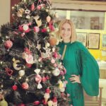 Ceyda Düvenci Instagram - Hızlı bir giriş yaptım 2024 yılına… ardıma bakmamayı çoktan öğrenmişim onu anladım bunu farketmek iyi geldi… sabahları uyanıp güne konsantre olup “haydi bakalım Ceyda” diyorum kendi kendime… @prensdizi son 15 gün 2. Sezon bomba gibi geliyor. Gülmekten çekimi zor tamamlıyoruz 😌 @saklabeniresmi de tam gaz devam ❤️ ve tabii ki @bambaskasohbetler.ntv harika programlar çekiyoruz… @kafaradyo haftaiçi her gün buluşmaya devam 🌻 veeee @melimelekajanda 2024 ajandalar kitapçılarda tükenmek üzere… @taskagitmakasatolyesi kış sezonu @swayhotels de hızlı ve eğlenceli başladı ve çok güzel devam ediyor… üretmek iyi geliyor anlayacağınız… sağlık olsun gerisi kolay dostlar… 🍀🍀🍀🍀🍀 kalan zamanlarda da aile, dostlar, spor ve kitapla doluyor… gerisi?!? Gerisi uyku ve şükür… 😌😌😌